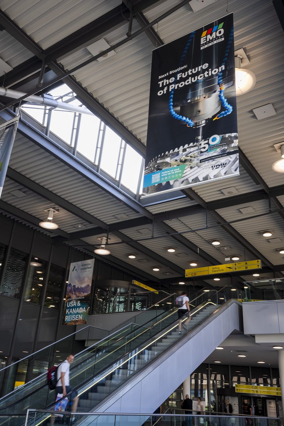 EMO-Hannover-Deckenbanner im Flughafen Hannover