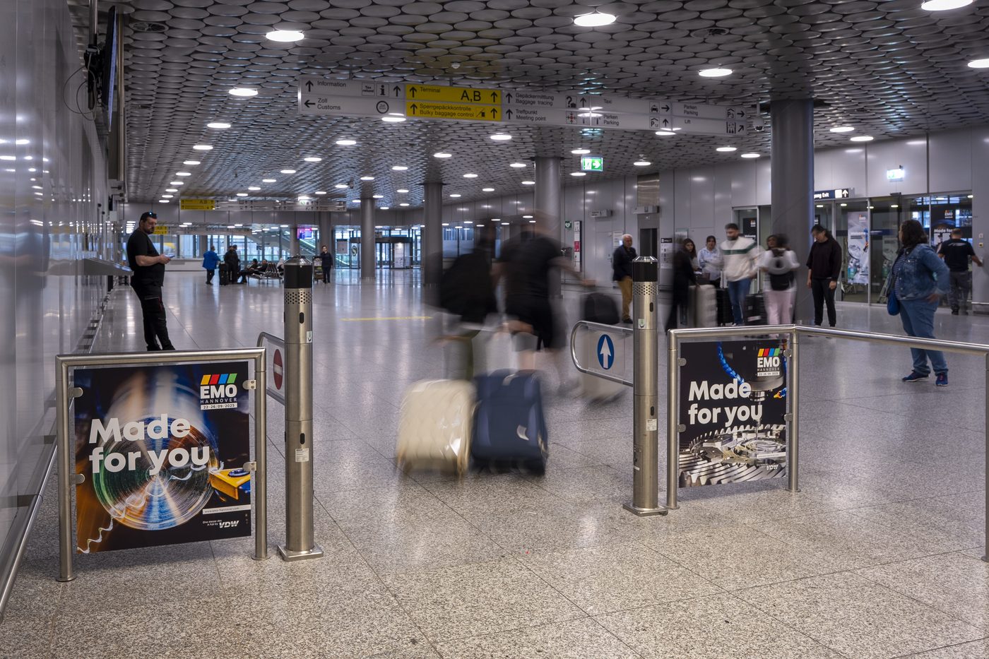 EMO-Hannover-Plakate am Gate